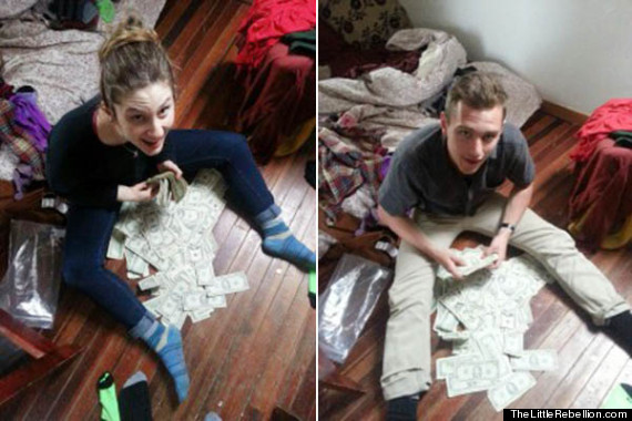 Russo dan Reese dengan tumpukan uang $40.000.