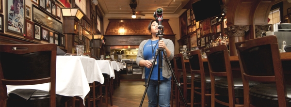 Pemotretan ruang usaha dengan kamera khusus.