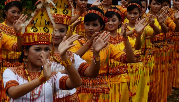 Tarain massal oleh remaja Toraja. (en.tempo.co)