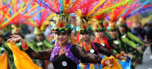 Penari Jawa Timur dalam salah satu Pawai Budaya Nusantara. (Indonesia.travel)