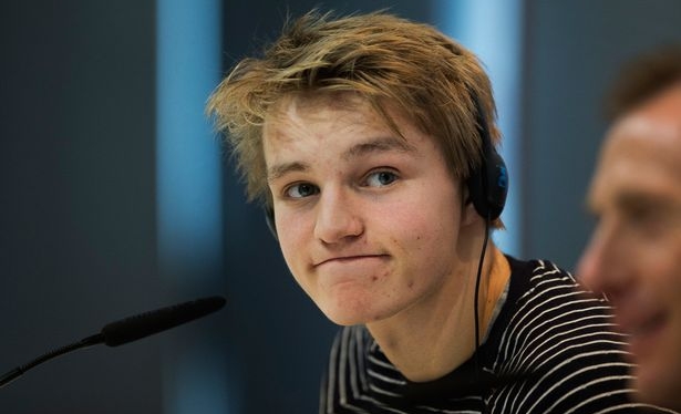 Martin Odegaard dalam jumpa pers bersama Real Madrid.