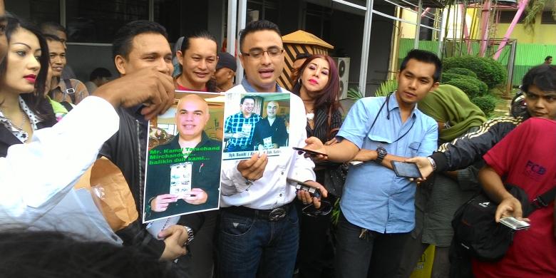 Rizal Djibran didampingi kuasa hukumnya melaporkan kasus penipuan bisnis tissue, ke Mapolda Metro Jaya. (Kompas)